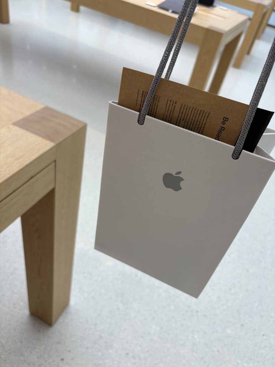 megu07060's tweet photo. そして京都いる間にiPhone18pro手に入れてデータは移行してたけどESIMをまだ移せてなくて今日やっと移せた〜✨️
昨日初めてダンス動画撮ったんだけどめっちゃ綺麗でびっくりした！
これからこのスマホで写真とか動画撮るの楽しみ〜✨️ https://t.co/aqGWh9K2bu