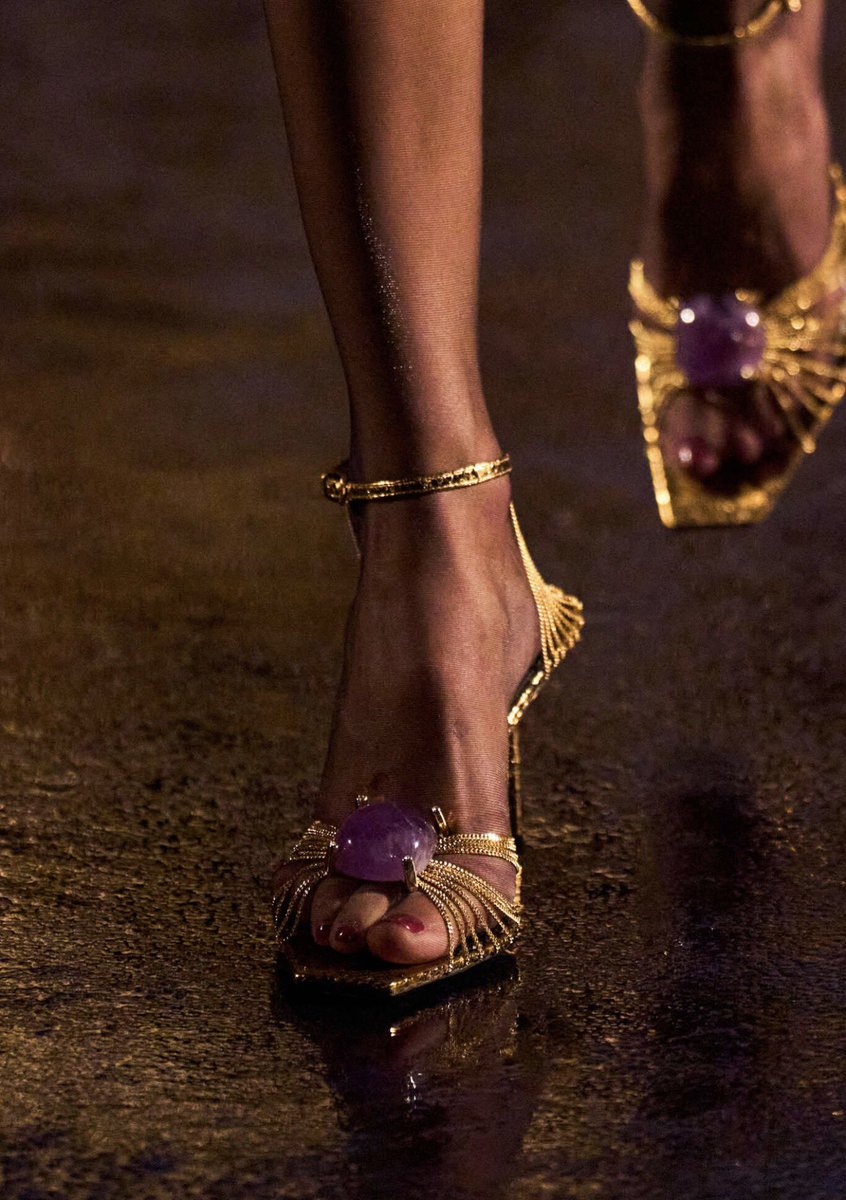 fashion_shw's tweet photo. The Gold Saint Laurent Spring 2027 heels https://t.co/E3E6vI3PqB