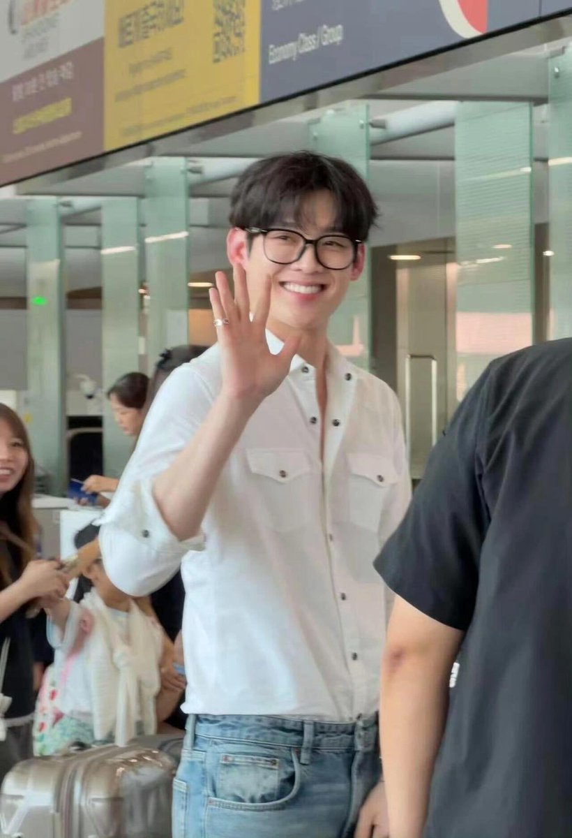 icebluelatte_'s tweet photo. lost his smile today☹️☹️☹️ 

gue tuh kadang kalo liat dia di kerubungin tp masih suka senyum tuh kek "semoga senyum kamu gabakal ilang karna bt sama fans yg dateng ya abang" taunya dia prefer di jeprat jepret sana sini daripada sendiri kayak gini😣💔 https://t.co/XXcLU9oHyL