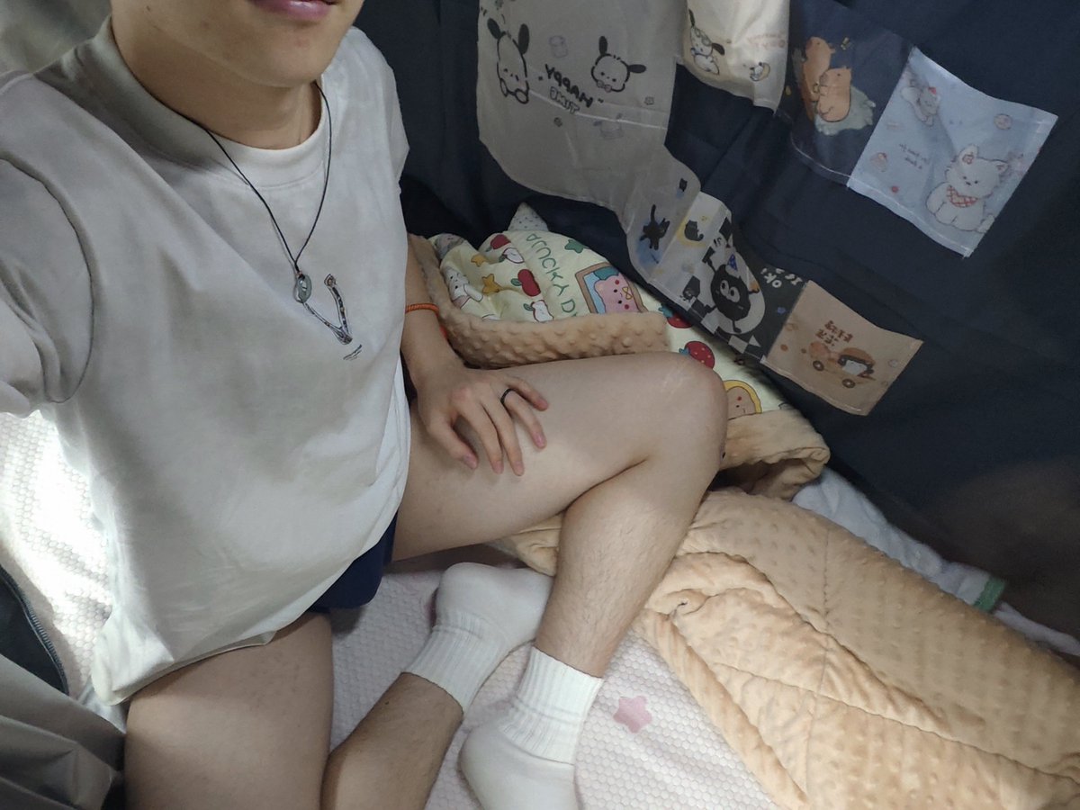 XuWaffle's tweet photo. 😋
#男大 #白袜 https://t.co/rajbfUfZYO