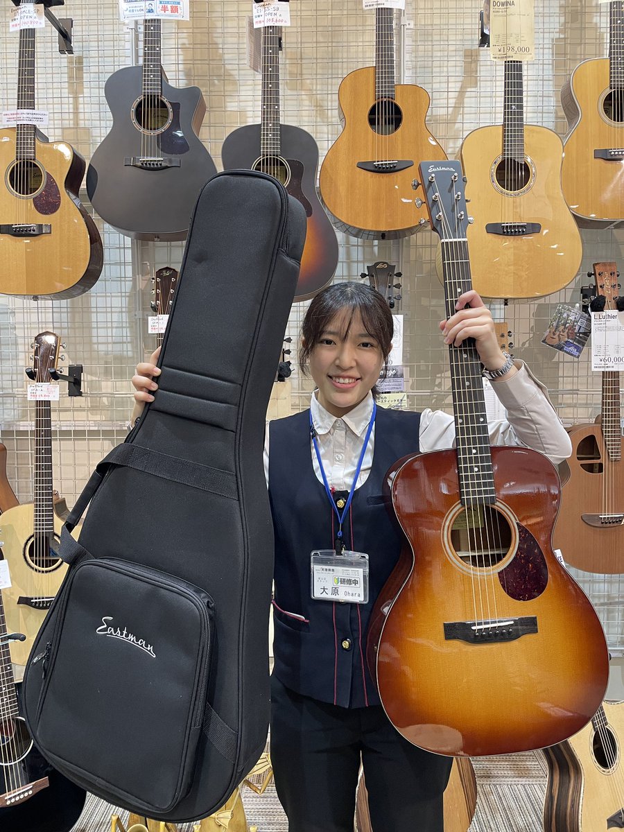 tenri_koriyama's tweet photo. 当店スタッフが憧れのEastmanのギターを購入🔥

入社当初からずっと目をつけていたそうで、今日は朝から一段とご機嫌です☀️

当店スタッフイチオシのEastman
他にも多数展示中ですのでお気軽にお越しください🙌

#Eastman
#アコースティックギター
#mynewgear 
#mng https://t.co/z83SR7vD2V