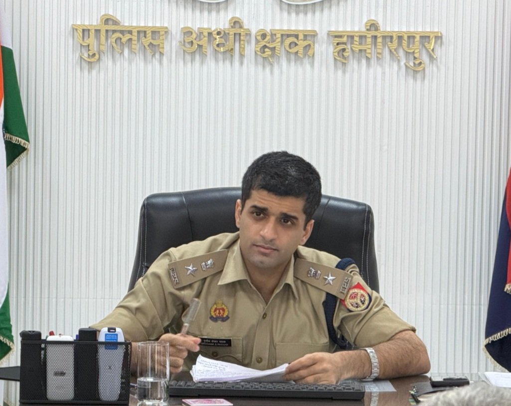 UPPOLICE_NEWS5's tweet photo. हमीरपुर : पुलिस अधीक्षक एमएस पाठक ने एक दरोगा दो कांस्टेबलों को किया सस्पेंड,

गस्त में लापरवाही के चलते बढ़ रही चोरी की घटनाओं को लेकर लिया संज्ञान ,

राठ कोतवाली में तैनात दरोगा रमाकांत सहित दो सिपाहियों पर पुलिस अधीक्षक ने की निलंबन की कार्रवाई ,

पुलिस अधीक्षक में कार्यवाही करते हुए चोरी की घटनाओं में अंकुश लगाने और अनावरण के दिए निर्देश, 

पुलिस अधीक्षक की कार्यवाही से पुलिस कर्मियों में मचा हड़कंप, 

राठ कोतवाली क्षेत्र में बढ़ रही थी चोरी की घटनाएं।