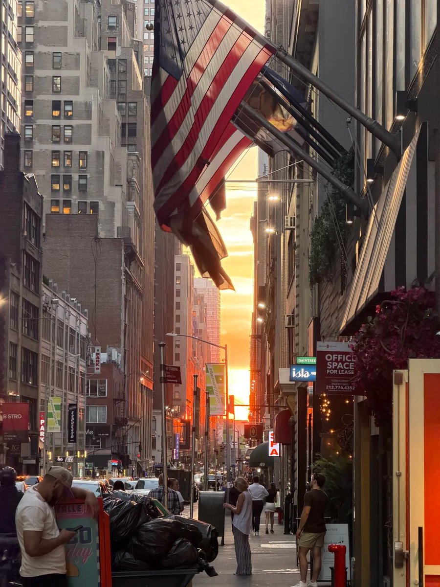 Ava__Lune's tweet photo. Immerse yourself in the days and nights of New York through sunshine and rain ☀️🌧️
Experience dazzling sunrises and magnificent sunsets 🌇 https://t.co/VDSwQWMwwr