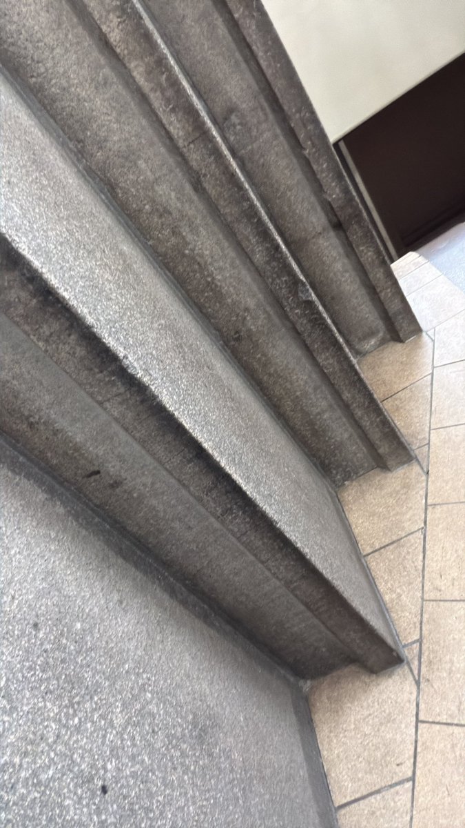 __immiami's tweet photo. 空きコマ暇すぎて階段でぼっちすみっコぐらししてる😇 https://t.co/EbeEmfhydx