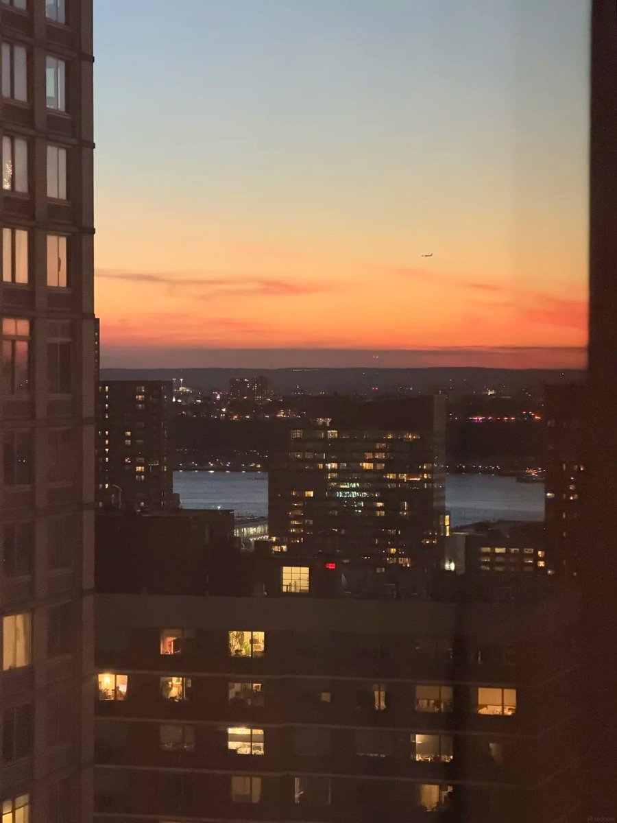 Ava__Lune's tweet photo. Immerse yourself in the days and nights of New York through sunshine and rain ☀️🌧️
Experience dazzling sunrises and magnificent sunsets 🌇 https://t.co/VDSwQWMwwr