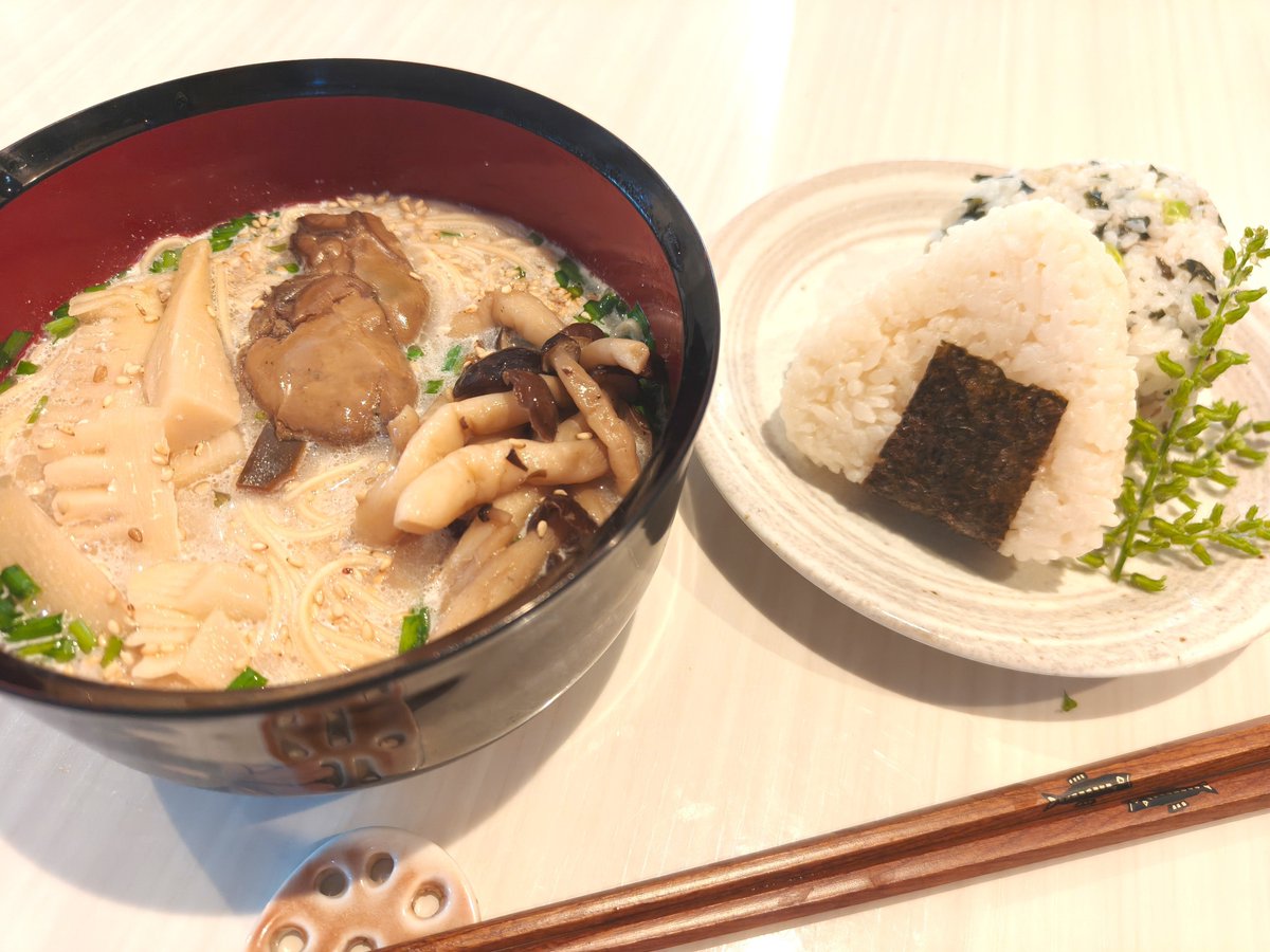choppa55's tweet photo. [自炊]豚骨ラーメンとおにぎり
おにぎりの具は鮭とわかめ🍙
紫蘇の実を散らすとプチプチ味変になって楽しいです😄🌿 https://t.co/FkVLk2FCWj