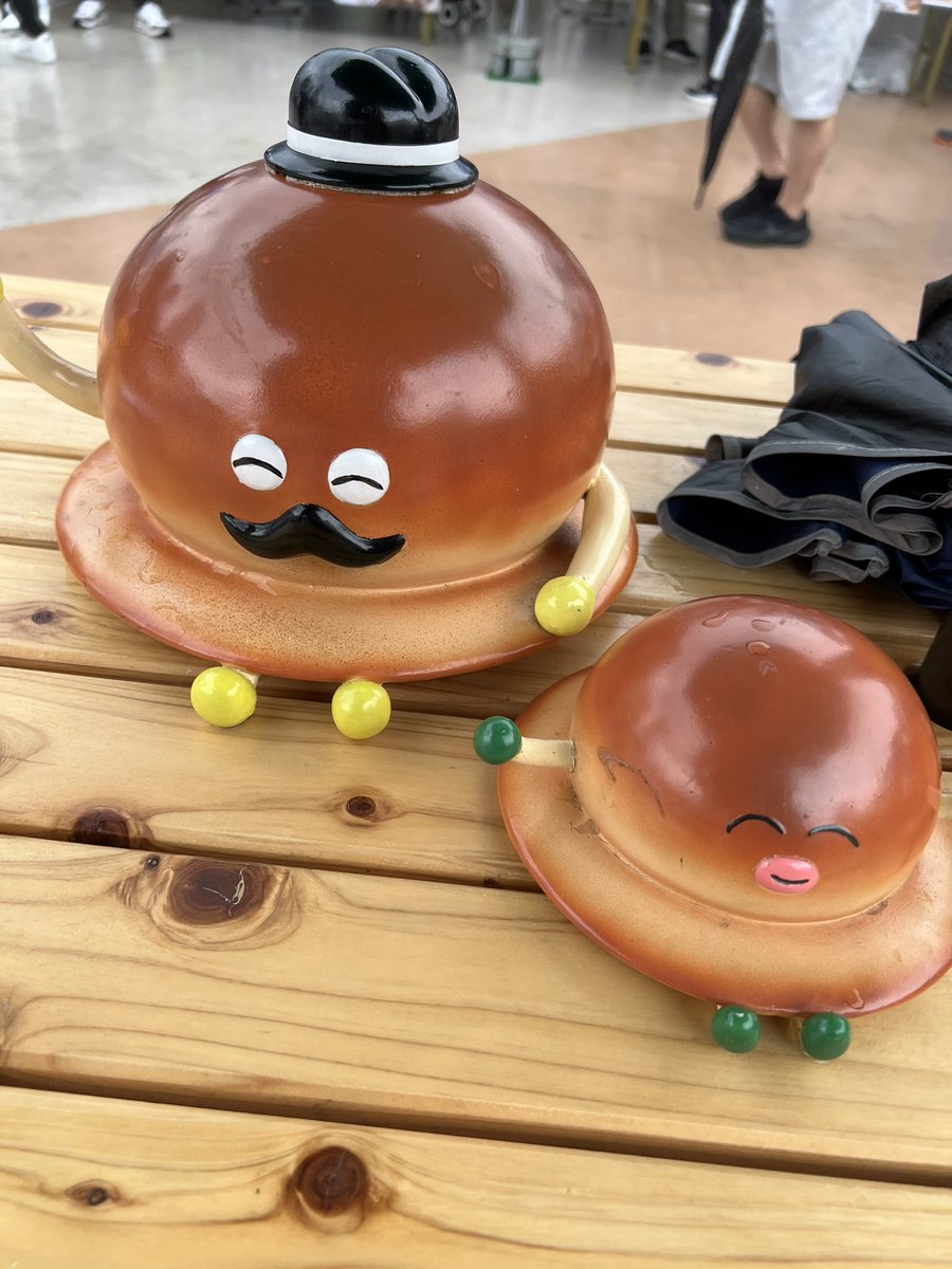 muzzlin's tweet photo. 高知にて、「すごくかわいいのがいる！！」と駆けつけて写真を撮ったぼうしパンちゃんたち
「グッズはないのか…」と検索したところ、『パンどろぼう』の作者さんのキャラじゃん！
そりゃかわいいわァ
「ぼうしパンファミリー」だそうです
高知市は1秒でも早くグッズを作ってください https://t.co/RXQyktUcvH