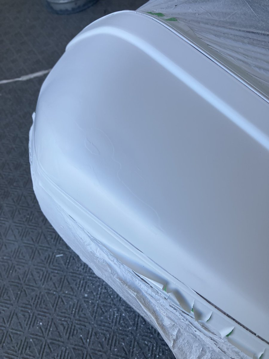paper0001's tweet photo. 有給消化デー
転けてキズだらけのパニア塗装
パテとサーフェイサーが相性悪い？メーカー合わせたのに。パテは昨日盛ったから乾いてるんだがなぁ。沼っに入るなこれ https://t.co/JGF7GvsUdW