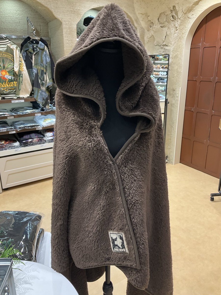 starwarsweblog's tweet photo. 「STAR WARS STORE by BENELIC 池袋パルコ店」のこれから季節に合いそうなローブブランケット！ジェダイとシスがあります。
#スターウォーズストア #STARWARSSTORE https://t.co/XoNM1bFYd5