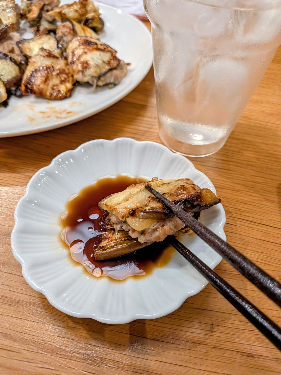 HighatBroccoli's tweet photo. 昨日（🥦•᎑•🥦）
茄子餃子初めて作った🍆
味は美味かった👍
けど茄子を大きめにスライスすべきだったなと反省😅
食べやすく小さくしたら剥がれてしまってバラバラになっちゃった💦
美味かったから次リベンジだな
#晩ごはん
#晩酌
#料理 https://t.co/pZcKovkcNG