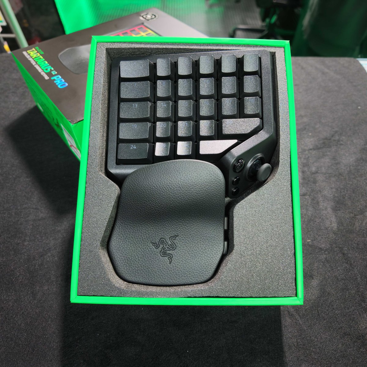 Tsukumo_eX's tweet photo. 【RAZER STORE】
デモ機展示はじめました🐍

『Tartarus V2 Pro』

ぜひ店頭でお試しください😉 https://t.co/OcIHf0ZCQp