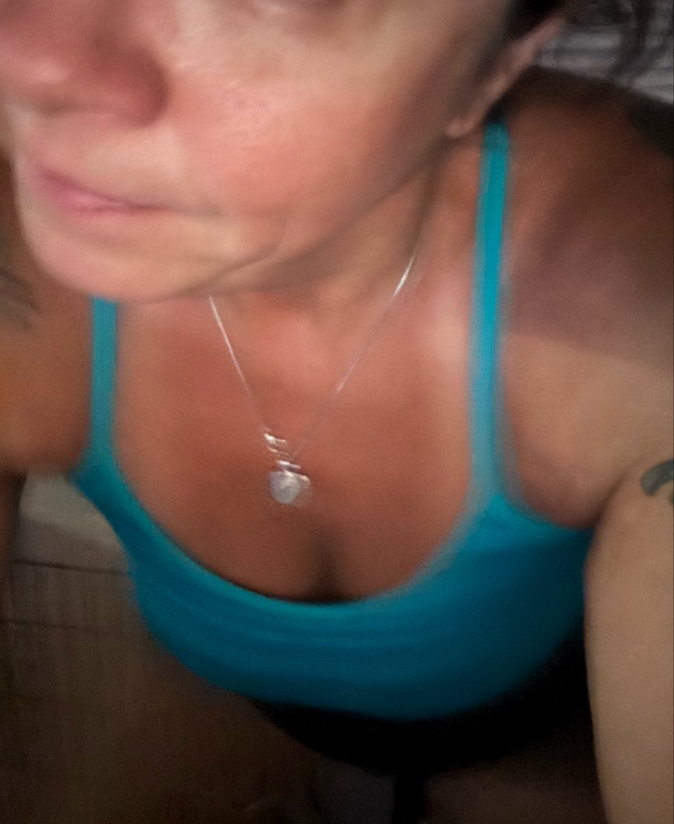 NaughtyRNLynn's tweet photo. Busy day today and then football but still gotta make time for me. And of course, can’t forget to stretch! 😉💪🏼
#workingonme #fitmomma

💋💜💋 https://t.co/QPVhLENzlI