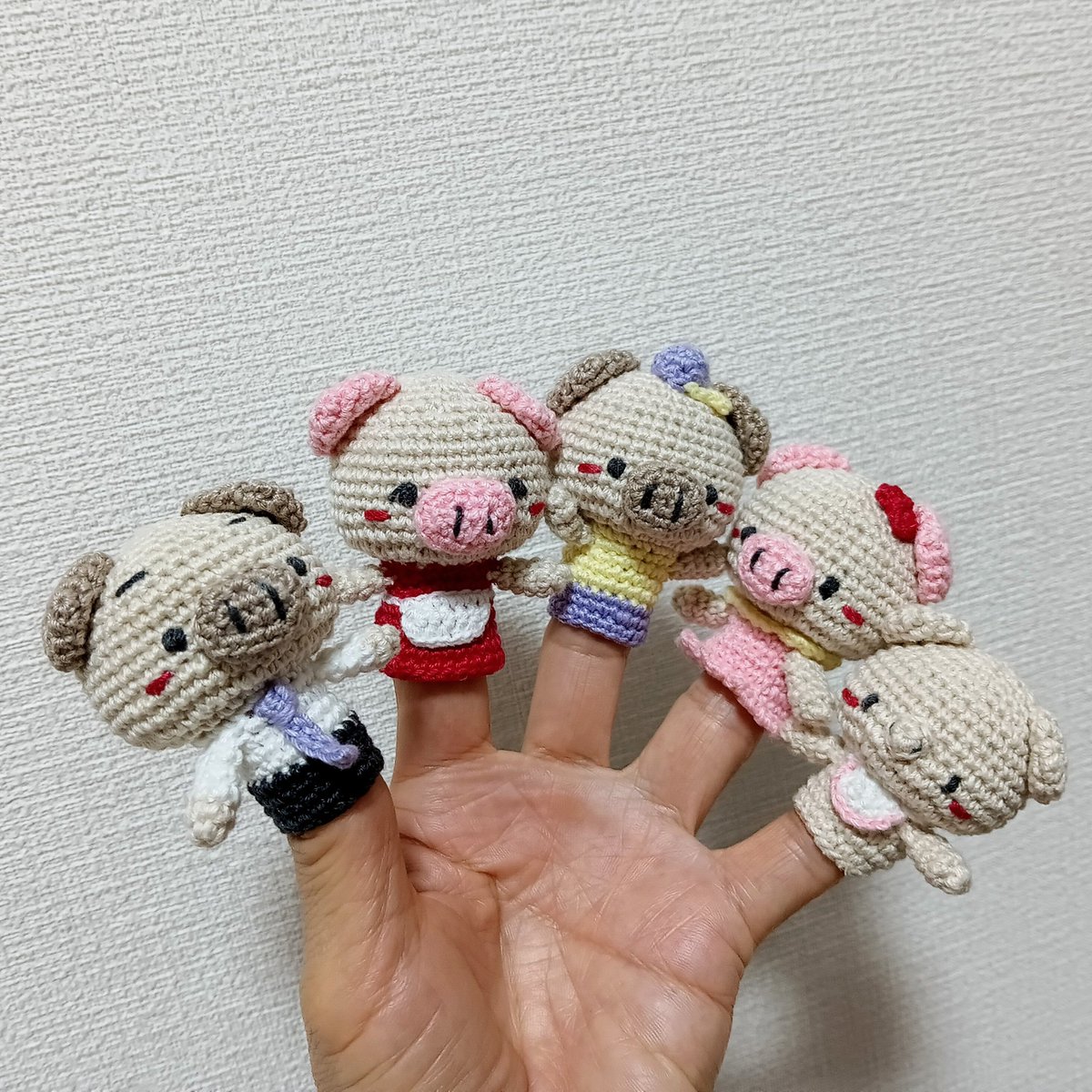 bucchi0309's tweet photo. 手遊び歌♫さっと逃げました♬の指人形🐷🐺
1歳半のお孫ちゃんと遊んでる時にテレビで出会った事がきっかけで指人形として編んでみました。
#あみぐるみ 
#指人形 
#さっと逃げました 
#手遊び歌 https://t.co/ynGkbl3POv