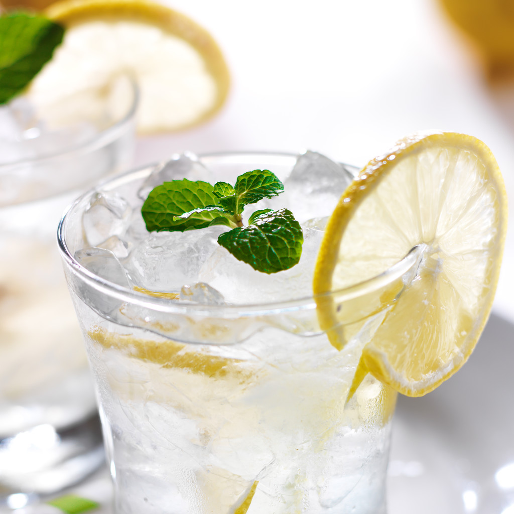 amitriver169411's tweet photo. Craving a quick refreshing pick-me-up Whip up a 5-minute iced lemon mint latte — steep fresh mint, lemon zest u0026 cold espresso over ice, top with a splash of oat milk! https://t.co/Y2CzxxBJq1