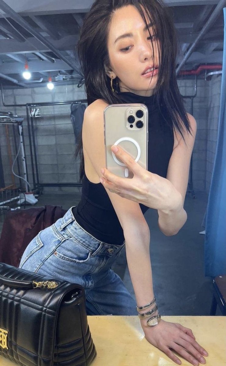 edcelws's tweet photo. Hi? Mommy working dulu ya. Kamu baik baik di rumah 🤍 don't forget ur luch. https://t.co/ypooYivrt7