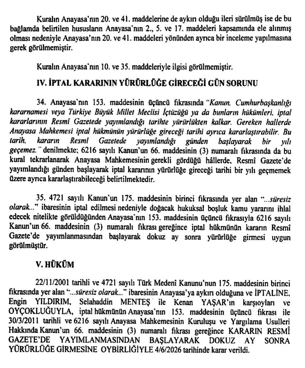 TalatCANBOLAT's tweet photo. Bir Avukatın görüşü daha Anayasa Mahkemesi kararına dönüştü; Kamuoyunda süresiz nafaka olarak bilinen, Türk Medeni Kanunu'nun 175. maddesinin birinci fikrasında yer alan “Boşanma yüzünden yoksulluğa düşecek taraf, kusuru daha ağır olmamak koşuluyla geçimi için diğer taraftan mali gücü oranında SÜRESİZ olarak nafaka isteyebilir./Nafaka yükümlüsünün kusuru aranmaz” hükmünde yer alan “SÜRESİZ” ibaresini Anayasaya aykırı bularak iptal etti. İptal hükmü 9 ay sonra yürürlüğe girecektir. 

Anayasa Mahkemesi 17/5/2012 tarihli ve E.2011/136, K.2012/72 sayılı kararında süresizlik unsurunun nafaka alacaklısının her hâlükârda yaşamı boyunca yoksulluk nafakası alacağı anlamına gelmediğini, yoksulluk nafakasının sosyal dayanışma ve ahlaki düşüncelerin bir sonucu olduğunu, süresiz nafaka öngörülmesinin ise sosyal hukuk devleti ilkesinin bir gereği olduğunu belirterek kuralın Anayasa'ya aykırı olmadığı sonucuna ulaşmıştı. Anılan gerekçede itiraz konusu kuralın her durumda süresiz nafaka verilmesi zorunluluğunu öngörmediği değerlendirilmişti.

https://t.co/mW3BzTDROJ