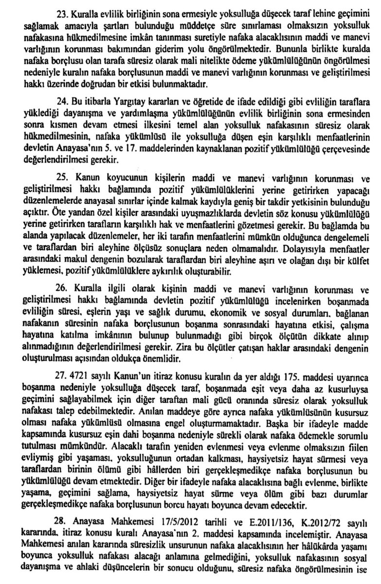 TalatCANBOLAT's tweet photo. Bir Avukatın görüşü daha Anayasa Mahkemesi kararına dönüştü; Kamuoyunda süresiz nafaka olarak bilinen, Türk Medeni Kanunu'nun 175. maddesinin birinci fikrasında yer alan “Boşanma yüzünden yoksulluğa düşecek taraf, kusuru daha ağır olmamak koşuluyla geçimi için diğer taraftan mali gücü oranında SÜRESİZ olarak nafaka isteyebilir./Nafaka yükümlüsünün kusuru aranmaz” hükmünde yer alan “SÜRESİZ” ibaresini Anayasaya aykırı bularak iptal etti. İptal hükmü 9 ay sonra yürürlüğe girecektir. 

Anayasa Mahkemesi 17/5/2012 tarihli ve E.2011/136, K.2012/72 sayılı kararında süresizlik unsurunun nafaka alacaklısının her hâlükârda yaşamı boyunca yoksulluk nafakası alacağı anlamına gelmediğini, yoksulluk nafakasının sosyal dayanışma ve ahlaki düşüncelerin bir sonucu olduğunu, süresiz nafaka öngörülmesinin ise sosyal hukuk devleti ilkesinin bir gereği olduğunu belirterek kuralın Anayasa'ya aykırı olmadığı sonucuna ulaşmıştı. Anılan gerekçede itiraz konusu kuralın her durumda süresiz nafaka verilmesi zorunluluğunu öngörmediği değerlendirilmişti.

https://t.co/mW3BzTDROJ