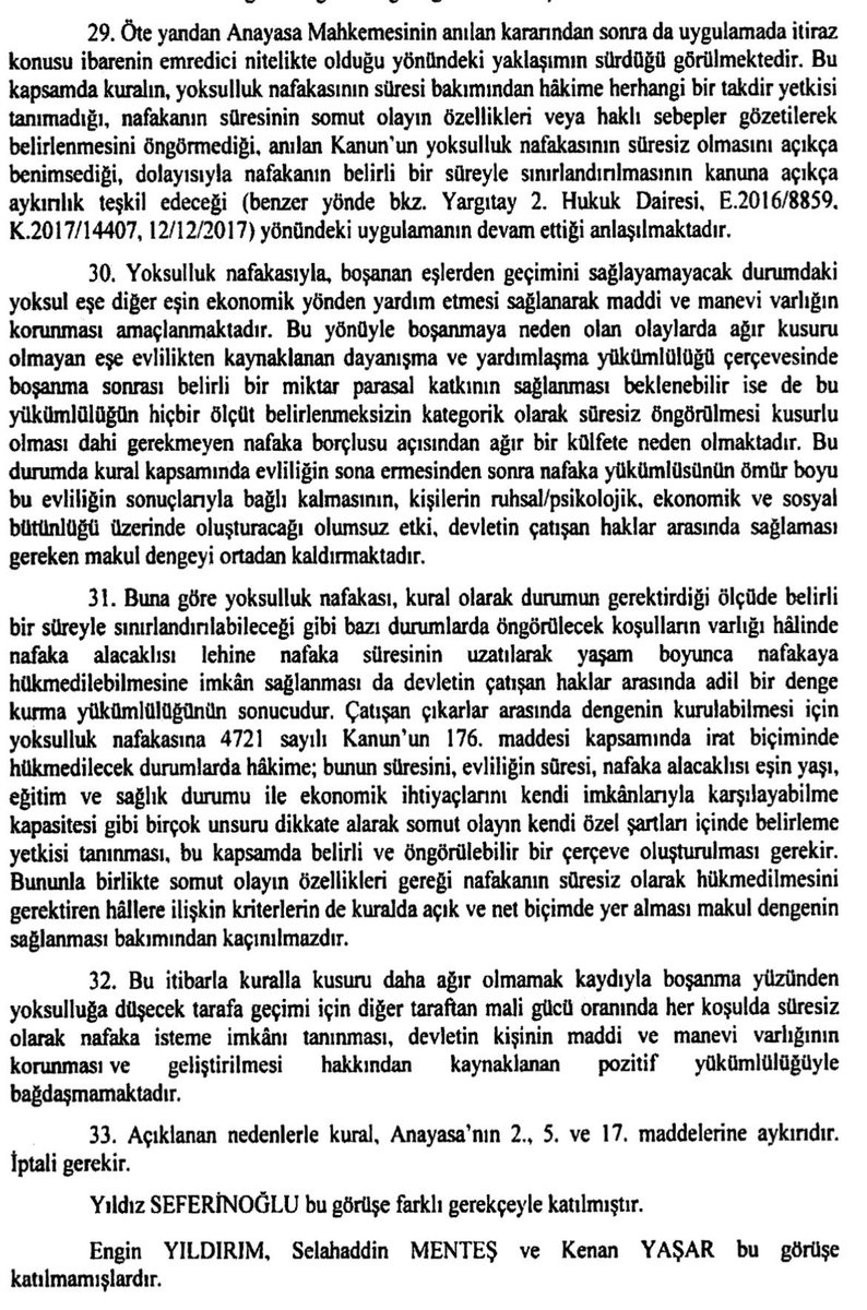 TalatCANBOLAT's tweet photo. Bir Avukatın görüşü daha Anayasa Mahkemesi kararına dönüştü; Kamuoyunda süresiz nafaka olarak bilinen, Türk Medeni Kanunu'nun 175. maddesinin birinci fikrasında yer alan “Boşanma yüzünden yoksulluğa düşecek taraf, kusuru daha ağır olmamak koşuluyla geçimi için diğer taraftan mali gücü oranında SÜRESİZ olarak nafaka isteyebilir./Nafaka yükümlüsünün kusuru aranmaz” hükmünde yer alan “SÜRESİZ” ibaresini Anayasaya aykırı bularak iptal etti. İptal hükmü 9 ay sonra yürürlüğe girecektir. 

Anayasa Mahkemesi 17/5/2012 tarihli ve E.2011/136, K.2012/72 sayılı kararında süresizlik unsurunun nafaka alacaklısının her hâlükârda yaşamı boyunca yoksulluk nafakası alacağı anlamına gelmediğini, yoksulluk nafakasının sosyal dayanışma ve ahlaki düşüncelerin bir sonucu olduğunu, süresiz nafaka öngörülmesinin ise sosyal hukuk devleti ilkesinin bir gereği olduğunu belirterek kuralın Anayasa'ya aykırı olmadığı sonucuna ulaşmıştı. Anılan gerekçede itiraz konusu kuralın her durumda süresiz nafaka verilmesi zorunluluğunu öngörmediği değerlendirilmişti.

https://t.co/mW3BzTDROJ