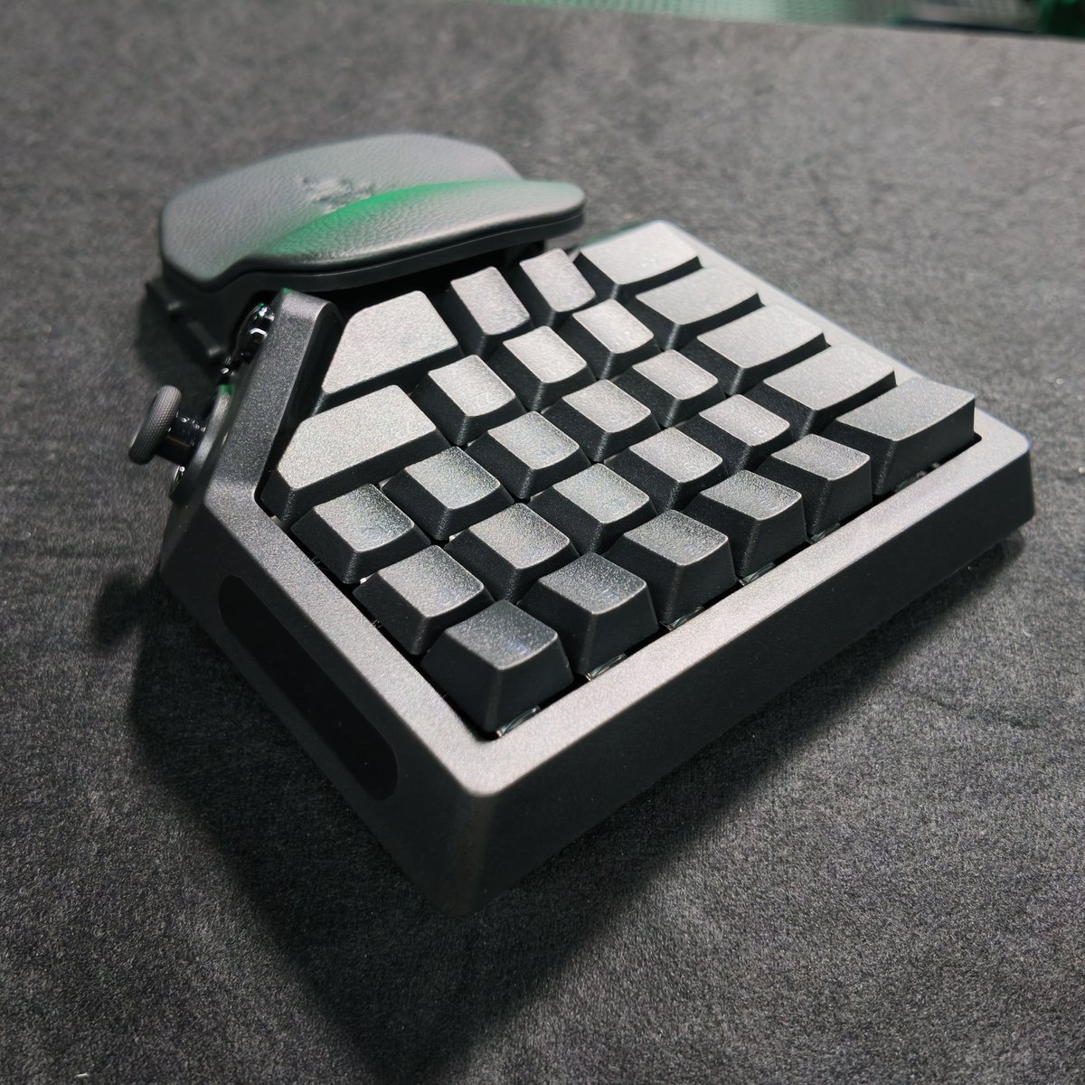 Tsukumo_eX's tweet photo. 【RAZER STORE】
デモ機展示はじめました🐍

『Tartarus V2 Pro』

ぜひ店頭でお試しください😉 https://t.co/OcIHf0ZCQp
