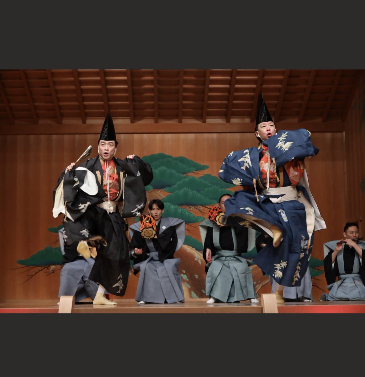 IppeiShigeyama's tweet photo. 昨夜「PREMIUM JAPAN AWARD」のオープニングアクトで
「逸青会三番三」‼️広忠兄さんにお相手頂き久しぶりに三人で舞台出来ました‼️ https://t.co/BLKIuxgXjb