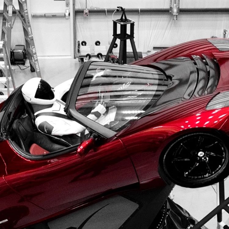TeslasRoadster's tweet photo. @elonmusk @elonmusk driver waiting in the Tesla Roadster https://t.co/QrPvKgESnv