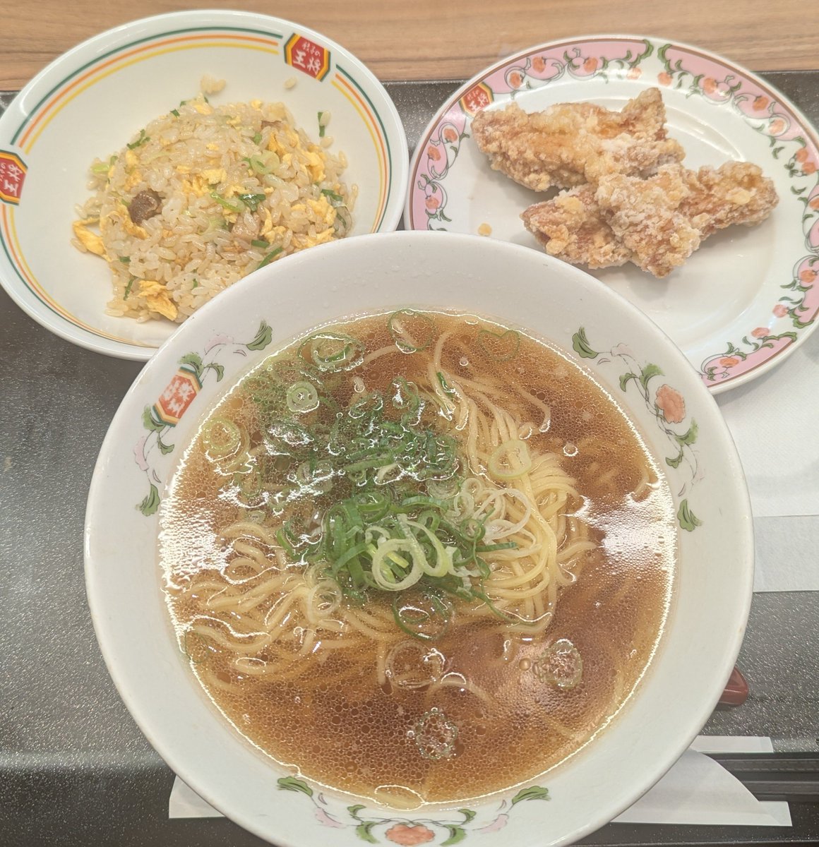 shinbo417's tweet photo. 餃子の王将ランチ（790円）

最近、物価が高騰し1000円以内で食べれるお店が減りました😭
この値段、ボリュームは嬉しいです😊

醤油ラーメン、焼き飯（小）、唐揚げ（2個）だよ🤤🈵 https://t.co/96hAjbuwJx