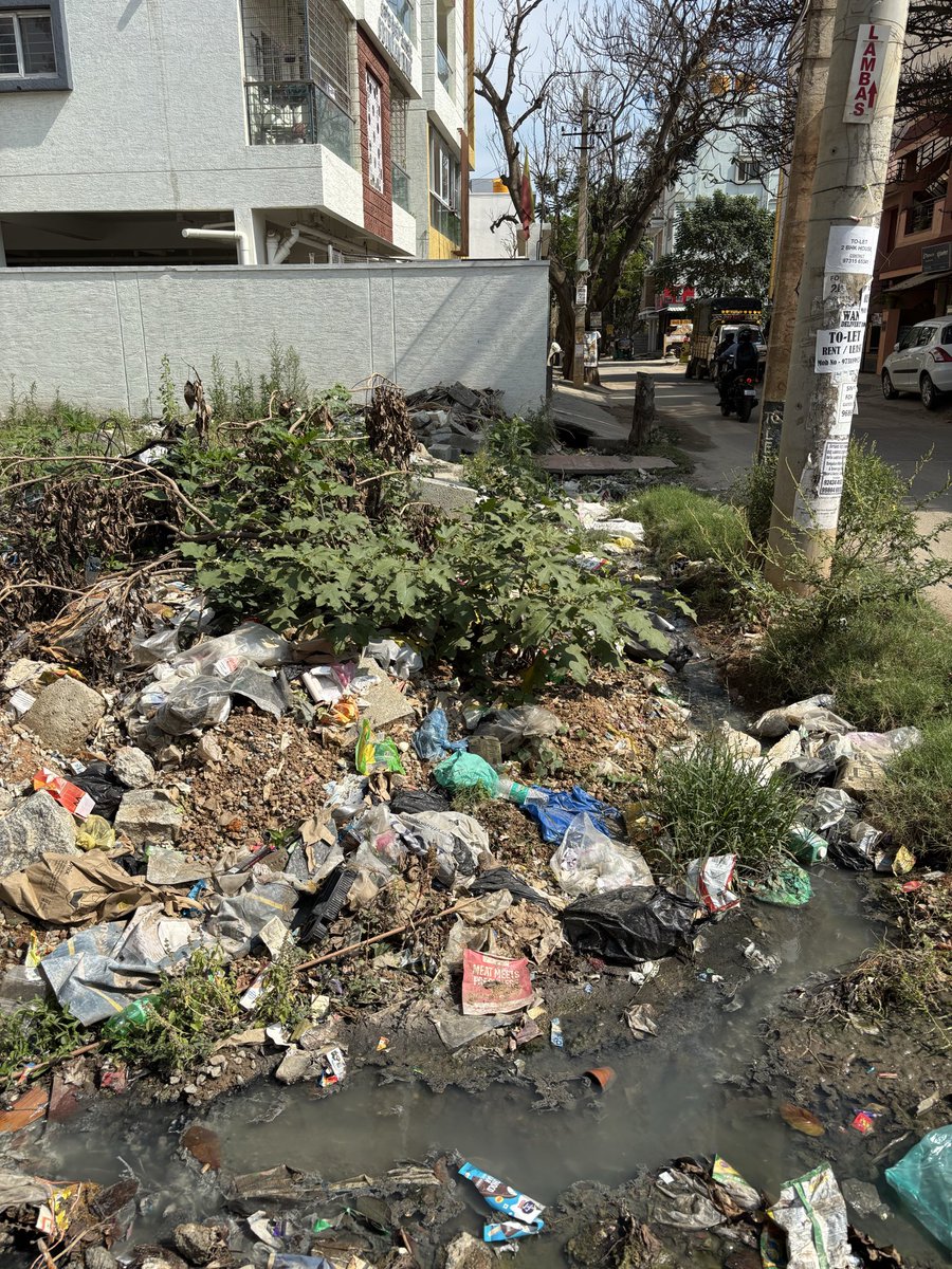 ArpanDanielVarg's tweet photo. @BCCCofficial Ok but see this open dump opposite Sri Aryambha Medicals in Banjara Layout, Horamavu 560043 https://t.co/SYO8y3uJw0