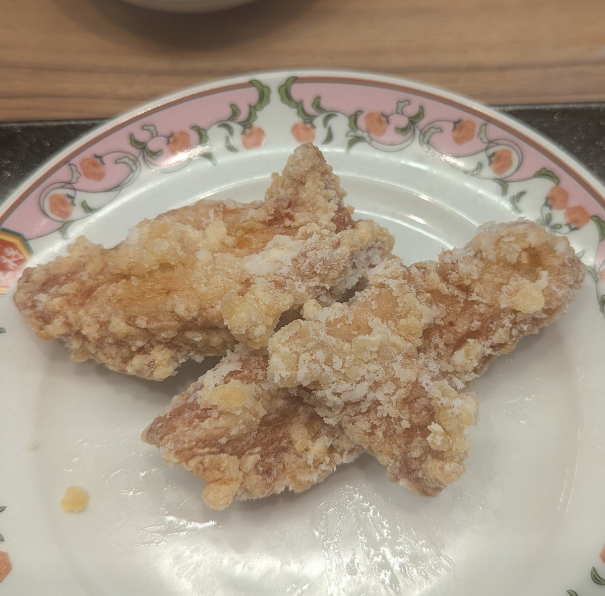 shinbo417's tweet photo. 餃子の王将ランチ（790円）

最近、物価が高騰し1000円以内で食べれるお店が減りました😭
この値段、ボリュームは嬉しいです😊

醤油ラーメン、焼き飯（小）、唐揚げ（2個）だよ🤤🈵 https://t.co/96hAjbuwJx