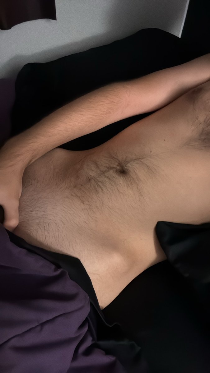 DuckieBoy8's tweet photo. Mmm should I lower the blanket more or maybe make you do it 🤭😏 https://t.co/CyQczXBp7s