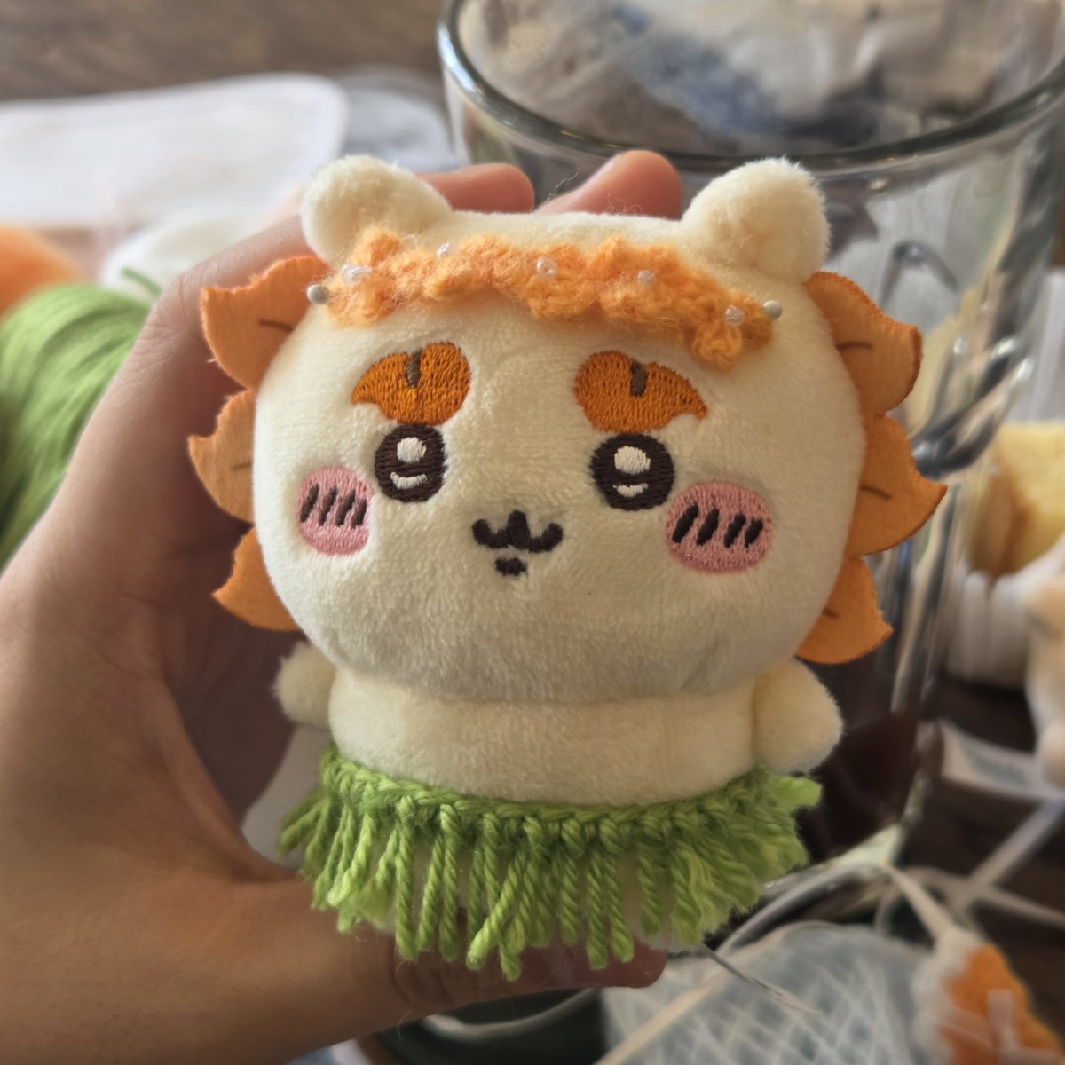 crochet_hanu's tweet photo. 코바늘 호수 잘 못 들고와서 미역 치마 만들기 너무 어려워.... 하나가지고 계속 돌려 입히는중..... https://t.co/xF6peJxMIm
