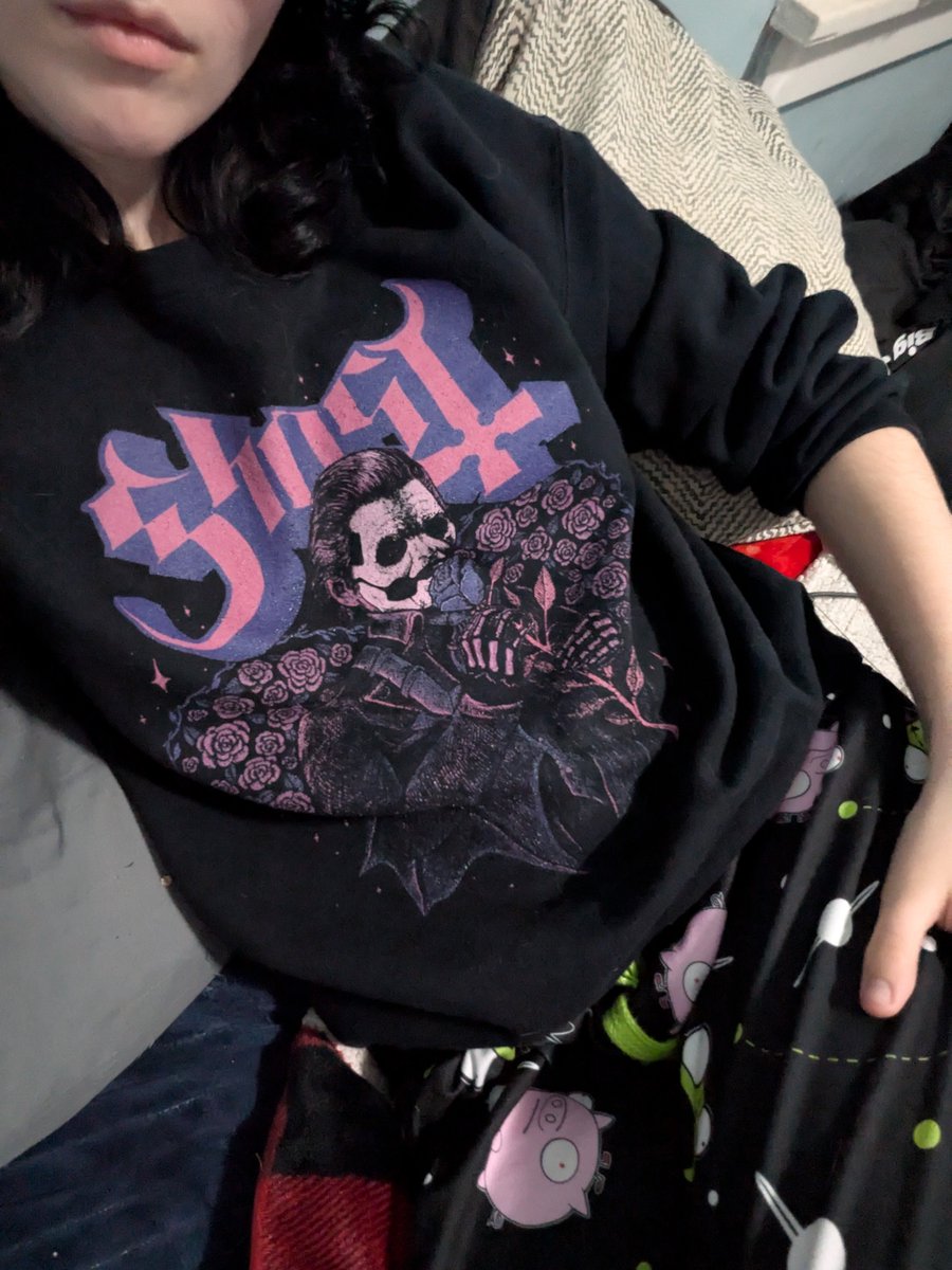 TacetMemoria's tweet photo. Funny enough I'm wearing the first merch of him today! And the latest!!

Bonus with one of my favorites which is an autograph from him 🎉 https://t.co/cr8FHIRxIB
