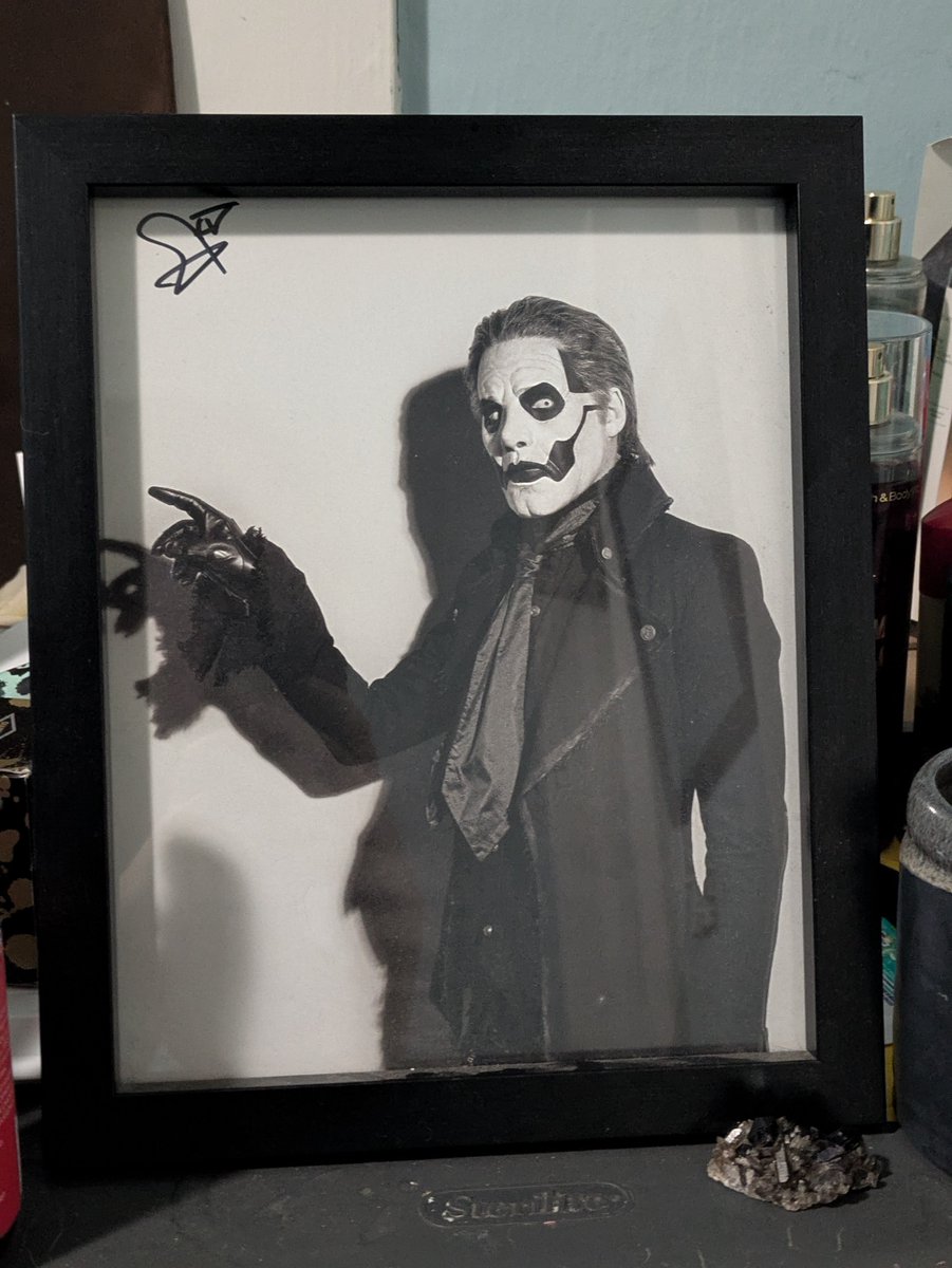 TacetMemoria's tweet photo. Funny enough I'm wearing the first merch of him today! And the latest!!

Bonus with one of my favorites which is an autograph from him 🎉 https://t.co/cr8FHIRxIB