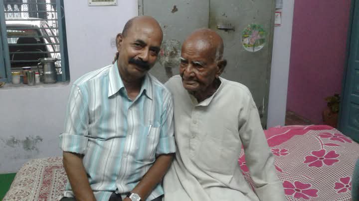 SubhashTripath4's tweet photo. सिद्धांत ही उनके लिए सब कुछ थे, एक बार समाजवादी नेता मुलायम सिंह यादव हमारे औरैया निवास पर पिताजी से पार्टी में शामिल होने को कहा तो पिताजी बोले हमारे आपके विचार बहुत नजदीक हैं सो मदद करेंगे पर कम्युनिस्ट पार्टी छोड़ने का सवाल नहीं l सादर नमन l https://t.co/O0vIUCPgYn