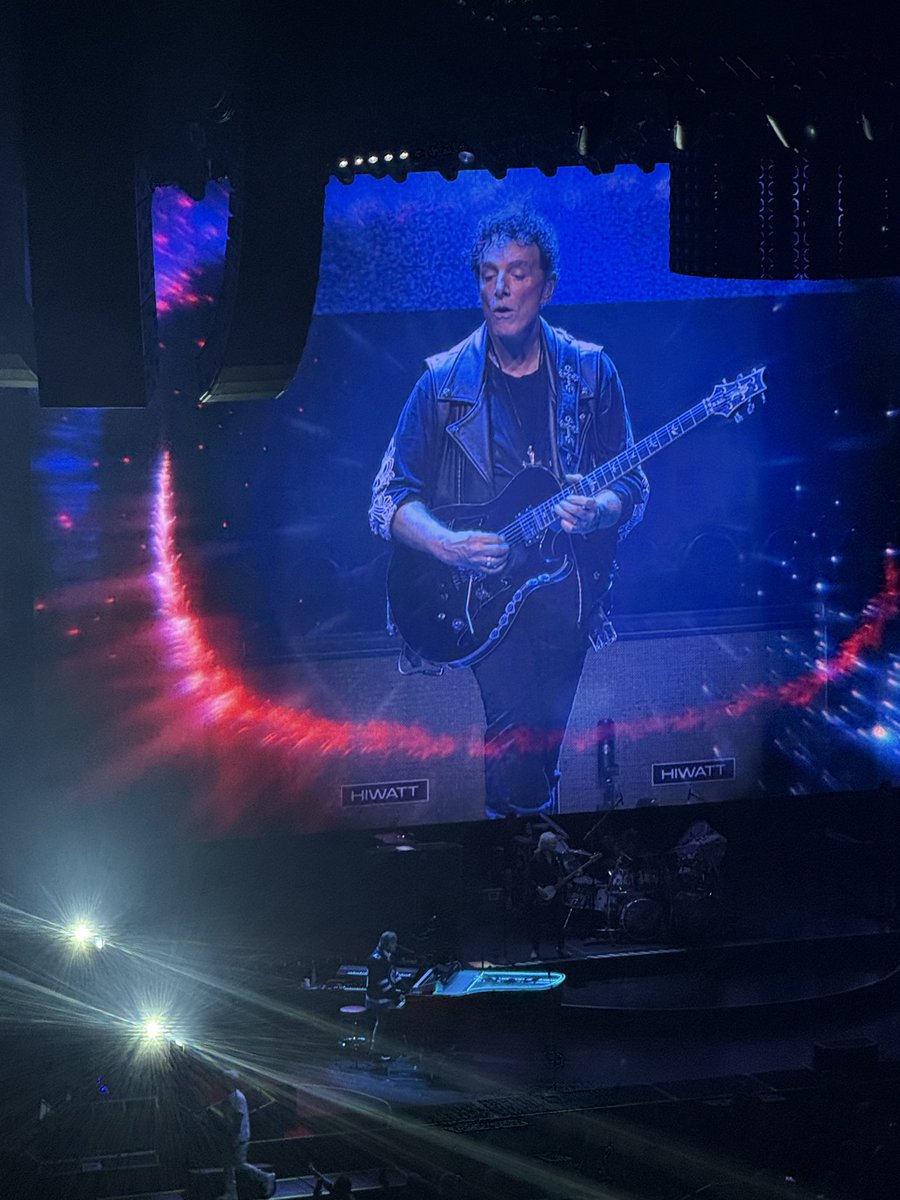 fonder1123's tweet photo. Journey at Canada life centre Winnipeg https://t.co/OrgrFLuAYf