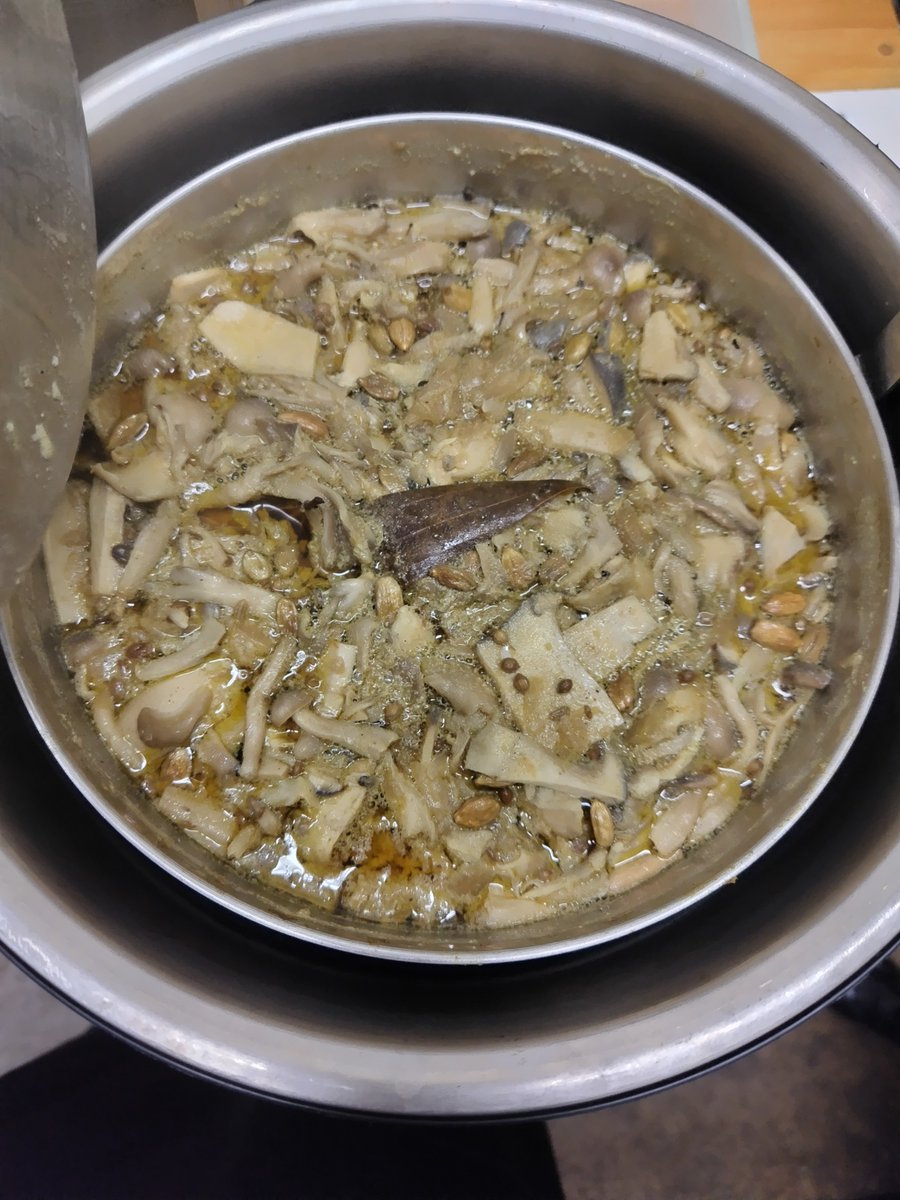 ThorCafe15637's tweet photo. 本日まで月替りの「きのことチキンのホワイトカレー」
明日からは
「パンプキンチキンカレー」が始まります
グランドメニューの
「黒毛和牛のビーフカレー」
と共にお待ちしおります https://t.co/ue5Ow9FV0K