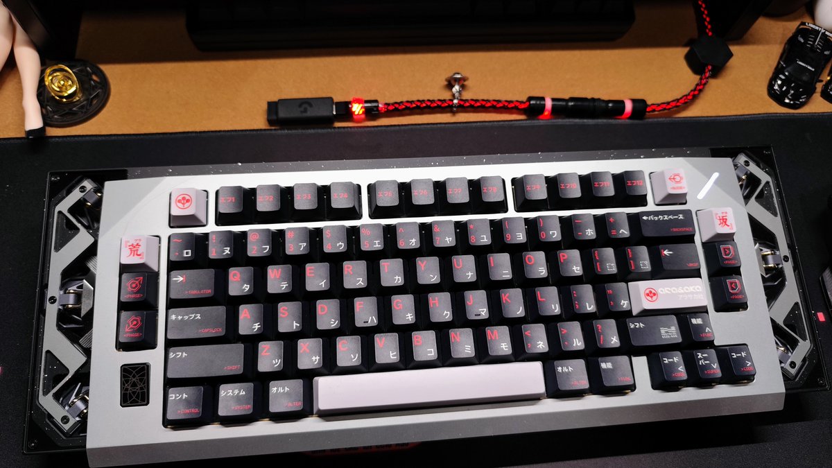blackfantasy510's tweet photo. @HomesickVtuber 你可以這樣把(藍芽、2.4G)接收器延長到鍵盤前面，我這樣沒有任何斷訊過...如果是電腦內建的藍芽，那天線要擺直線30公分內越近越穩(中間不可有任何遮擋) https://t.co/rrMDJMnvjT