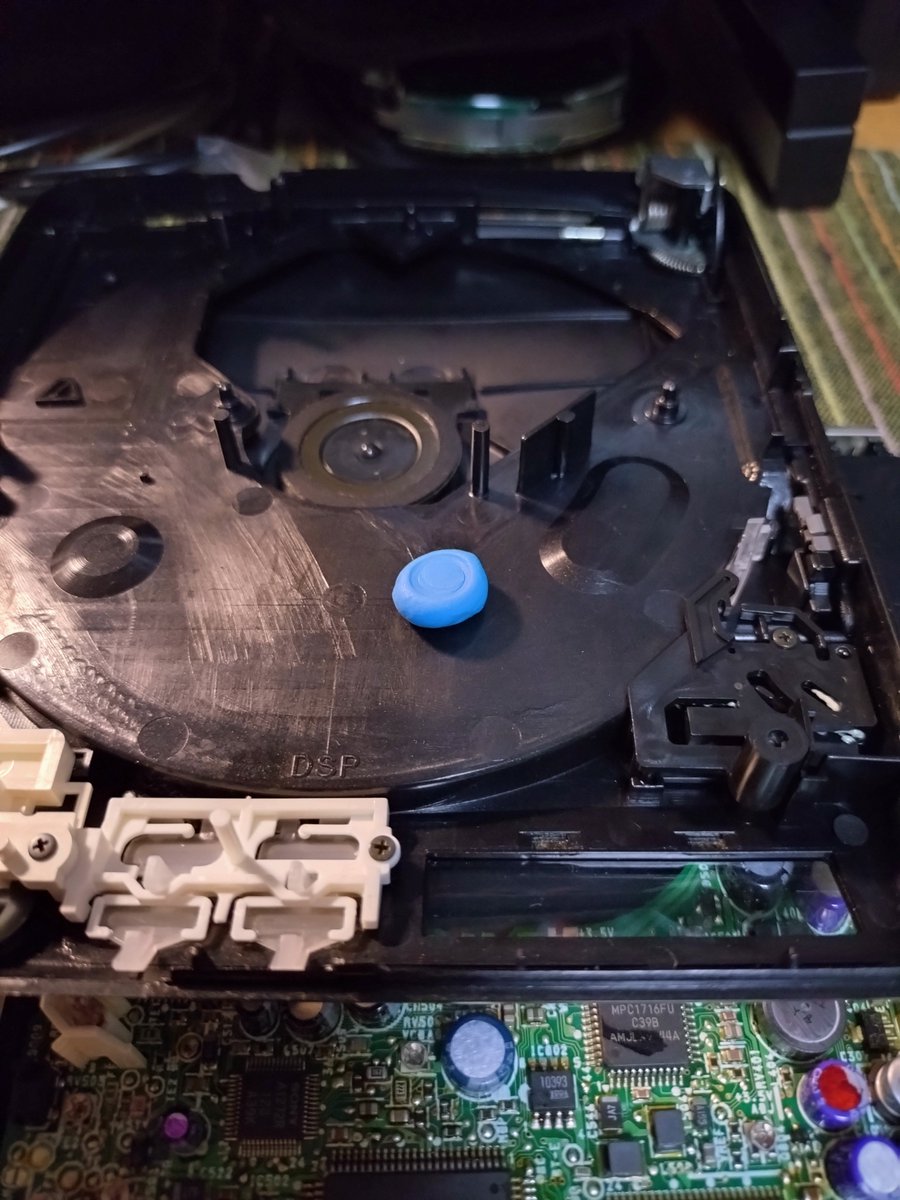 funkfunkfunk3's tweet photo. ちょっとナナメにしたら蓋は閉まるんとチャウ? 🤭ムリっポイ 真横にするか? #Discman の修理用コンデンサセットって販売して無いよね https://t.co/Wul3w6A8Lk
