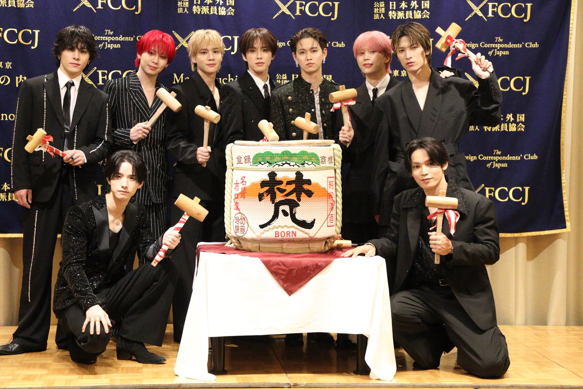 Kudo_Nibancho's tweet photo. 昨日の #JO1 記者会見を記事にしました。日本外国特派員協会では、おそらく「りくりゅう」のお二方以来の華やかな会見だったと思います。
#JO1_ANIMAL #JO1_in_NorthAmerica
会見は北米ツアー「出発式」の位置づけで、J-POPでもK-POPでもない「JO1 POP」で世界に挑みます。リーダーの與那城奨さんが流ちょうな英語で話す一方、佐藤景瑚さんは筋肉をアピールし、会場に笑いも。BTSへの思いや、自分たちならではの強みも語られました。