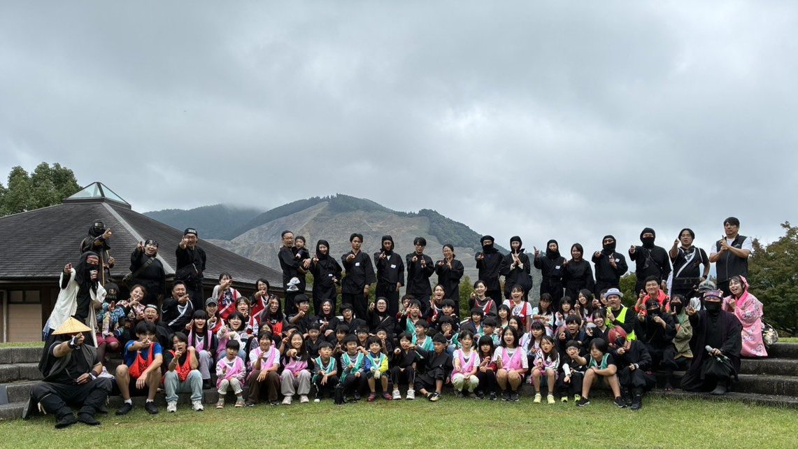NinjackOfficial's tweet photo. 【2日目｜閉会式】
2日間のおさらいをして閉会式。最後は全員で記念撮影をしました📷
ご参加いただいた皆さま、本当にありがとうございました！
忍術は、生き抜くための知恵。
この2日間の経験が、いざという時の力になれば幸いです。
#甲賀流忍者サバイバルキャンプ #Ninjack #情熱クラブ  #関暁夫 https://t.co/4xQMTZUIl1