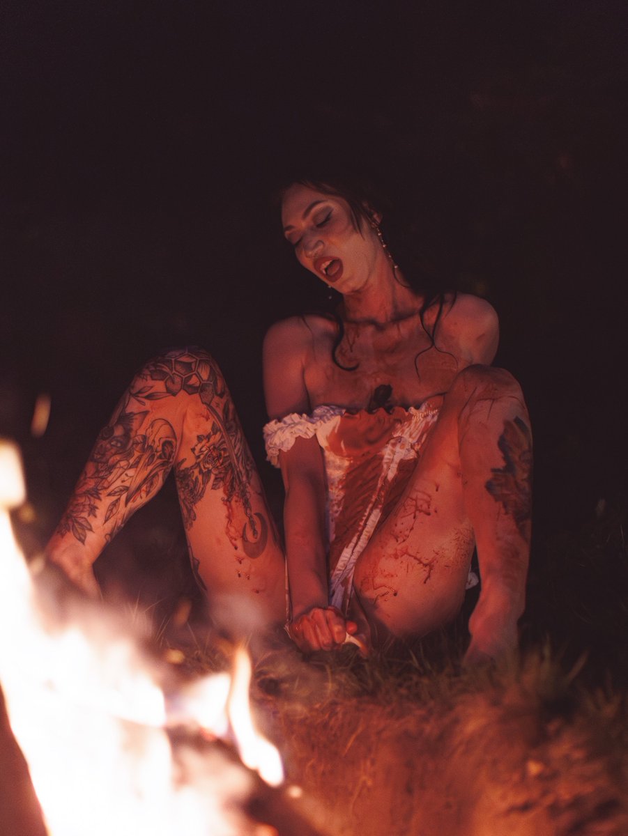 me_greedy's tweet photo. Vampires have feelings too... 🥸
*Fake blood* -Spirit Halloween brand is best.. 💯
Model IG: spiritedsienna
#fakeblood #halloween2026 #feelings #bythefire #vampire #cosplay https://t.co/PzUhAWxJyN