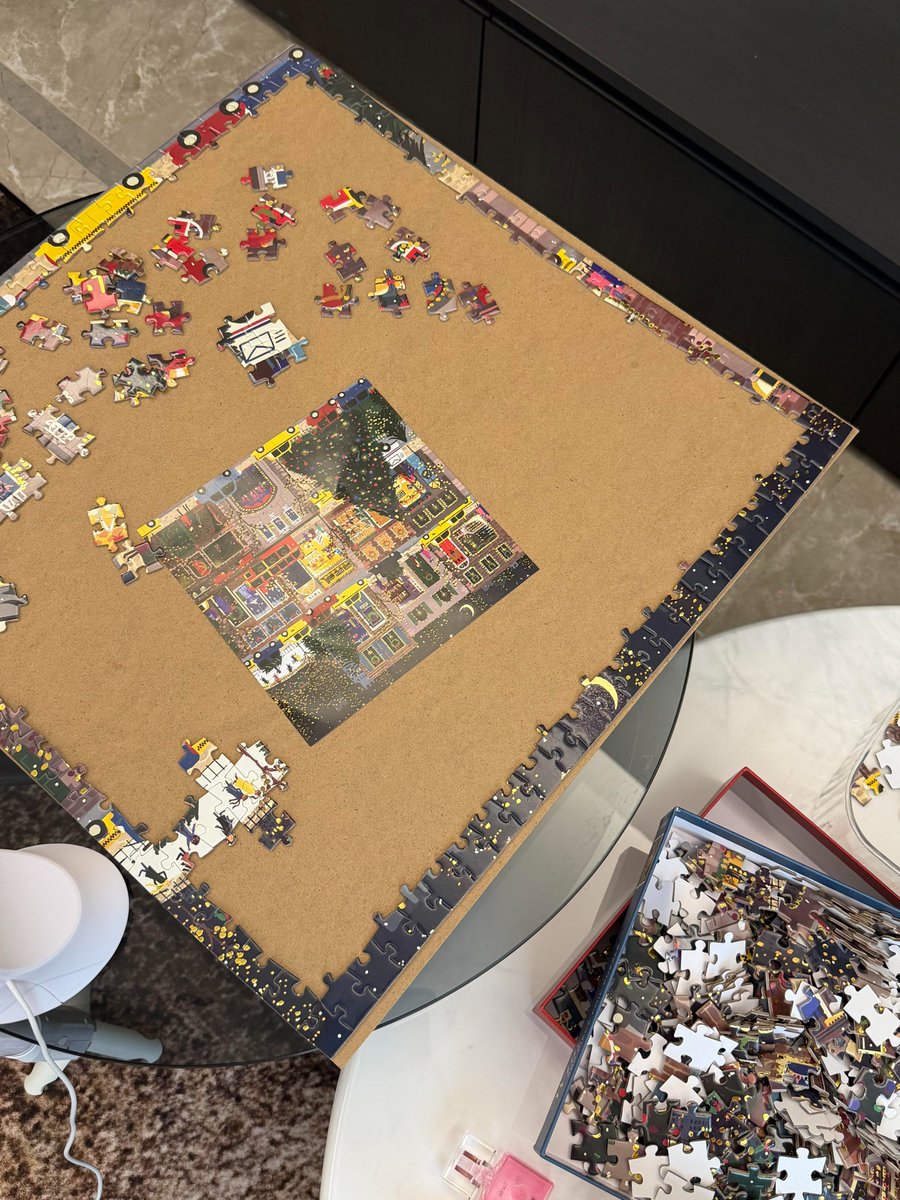 soft_sunribkty's tweet photo. A puzzle this big feels like it would take at least a week to finish. https://t.co/JP5mRUPP1O