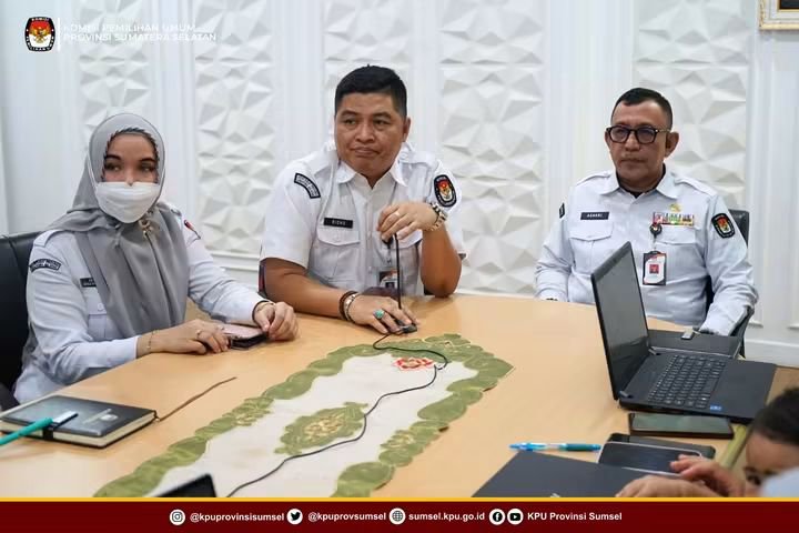 kpusumsel's tweet photo. #Temanpemilih Rapat Koordinasi Peningkatan Kapasitas Pelayanan Fasilitasi Persidangan dan Kapasitas Keprotokolan di Lingkungan KPU Provinsi dan Kabupaten/Kota se-Sumatera Selatan, Senin (28/9/2026).

#KPUMelayani https://t.co/DCn0mXnM1y