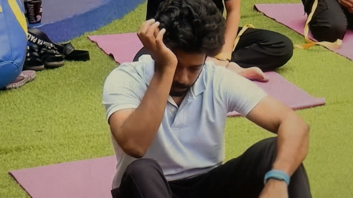 OneSunOneMoon_'s tweet photo. What happened to #Kumaran.... Why crying 😭😭 

#biggbosstamil10
#biggbosstamil
#biggboss10tamil https://t.co/T0up6PFgb9