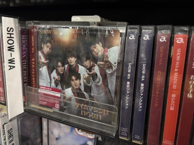 Retail display of SHOW-WA CDs and DVDs, including "サムライソウル" (Samurai Soul) and albums by 島津亜矢 and 高嶋ちさ子.