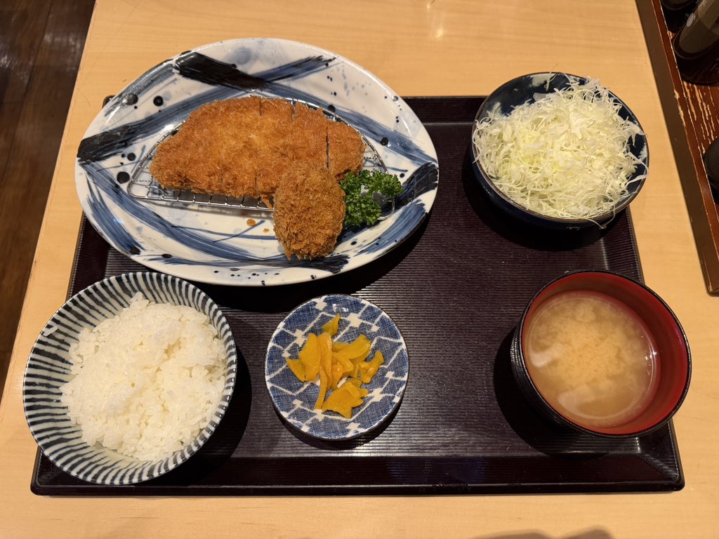 rinrinnet01's tweet photo. お昼はロースカツランチ https://t.co/flSbeQEKCd