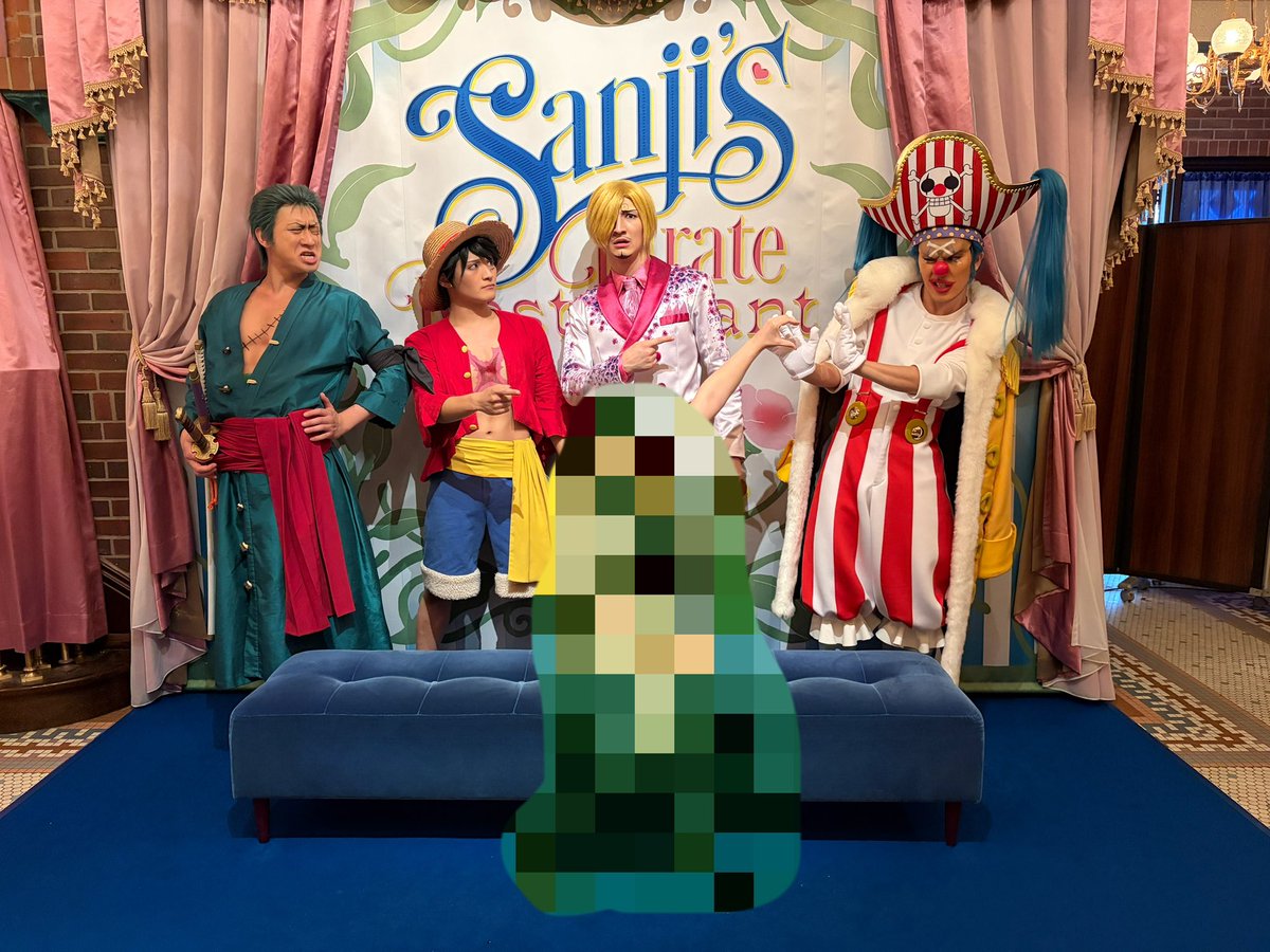 CRCDL9511's tweet photo. 2枚目の写真でバギーに「クロコダイルをよろしくね♥️」って言いながらハートしたら、全員から拒絶されるっていう奇跡のショット頂けました。
私みたいな奴はこういう扱いの方が興奮するw
#サンレス
#USJワンピース
#サンジの海賊レストラン https://t.co/dcNNkL84A8