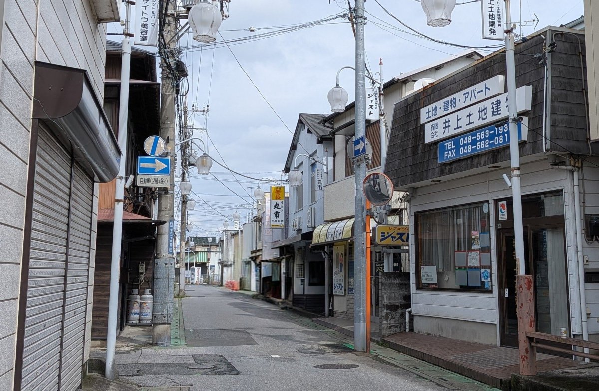 sh_takae's tweet photo. おお！って声あげたわ。

羽生駅前から少し歩いたら
左側に可愛いお地蔵さんが居るわ〜って
よそ見してたら目の前が…

彩人が血まみれで
連れ回された所ね。

超繁華街では無かったな。
鈴蘭みたいな街灯が
可愛い感じでした。

#若き見知らぬ者たち https://t.co/ewpd9okuWw