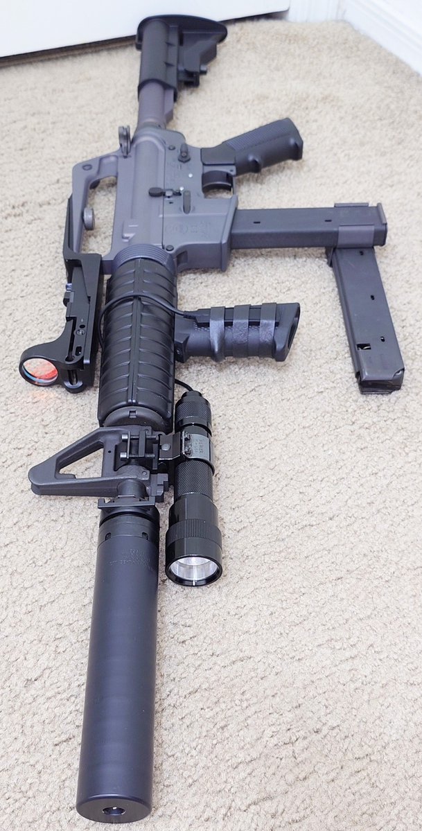 Yuki191145's tweet photo. カスタムした635を更にアップグレードしたった

レプリカのSurefire 660とUZIのマガジンカプラーを足したよ

くそカッコ良すぎじゃない？

これをカッコ良いと思えないフニャチン野郎は家でママに泣き言でも言ってて下さい https://t.co/KLoCP8Pi07