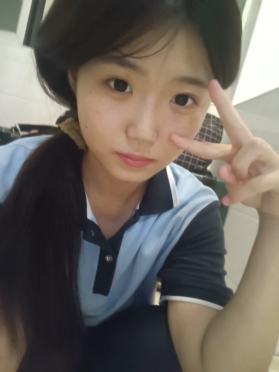 caroline97vy8's tweet photo. 现在是13点了….新拍的照片

有人想锐评一下我自己19岁福嘛 🥹       

看完不许瞎说，赶紧看，我要删了    

真不要🚪 流言 1 我真的给呀……….. https://t.co/JgOtXaJF7y