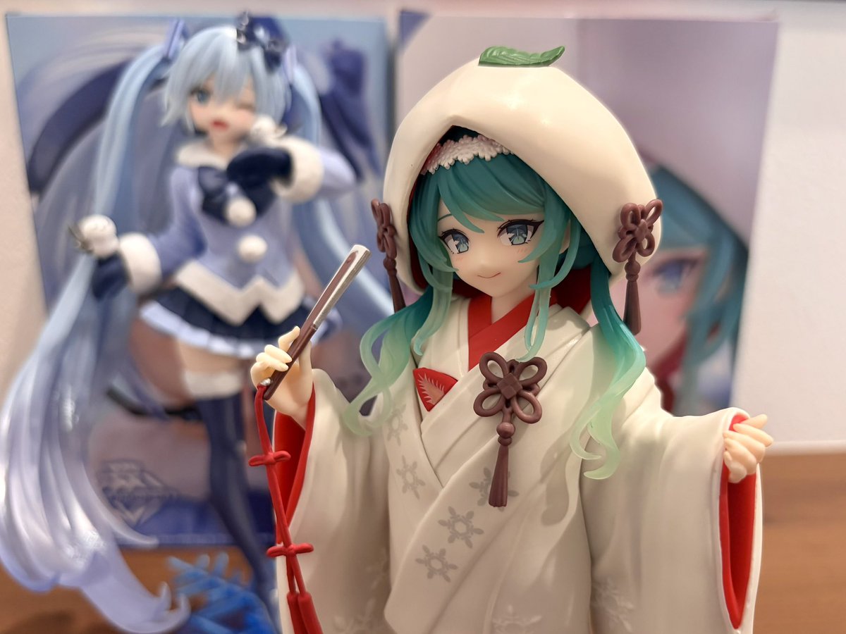 yutanpo121109's tweet photo. AMP+ 雪ミク
〜2012ver.〜
〜2013ver.〜

えーーまってーーかわいすぎるーー
コートちゃんの方が大きいけど
白無垢ちゃんの方が重い🤣 https://t.co/H69l326iX6